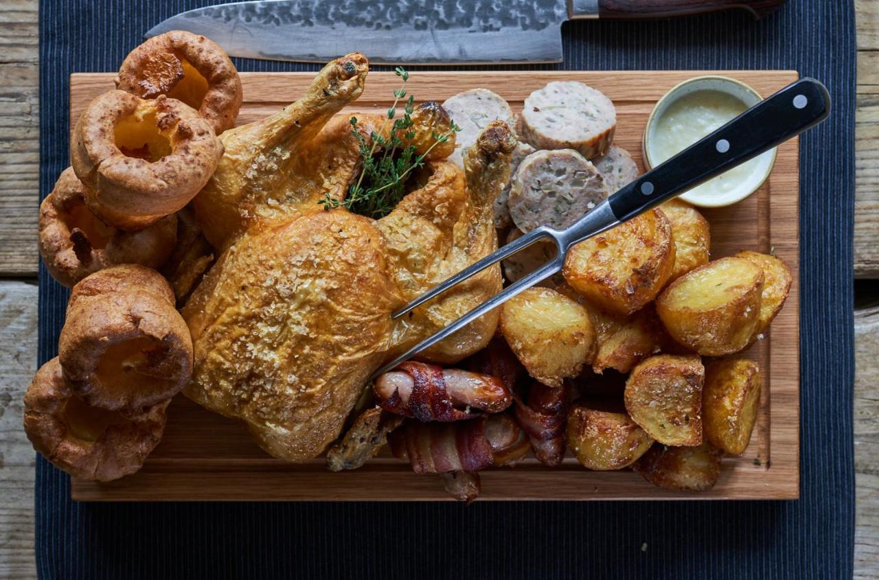 The Mitre, Hampton Court Hotel Kingston upon Thames  Exterior photo Sunday roast