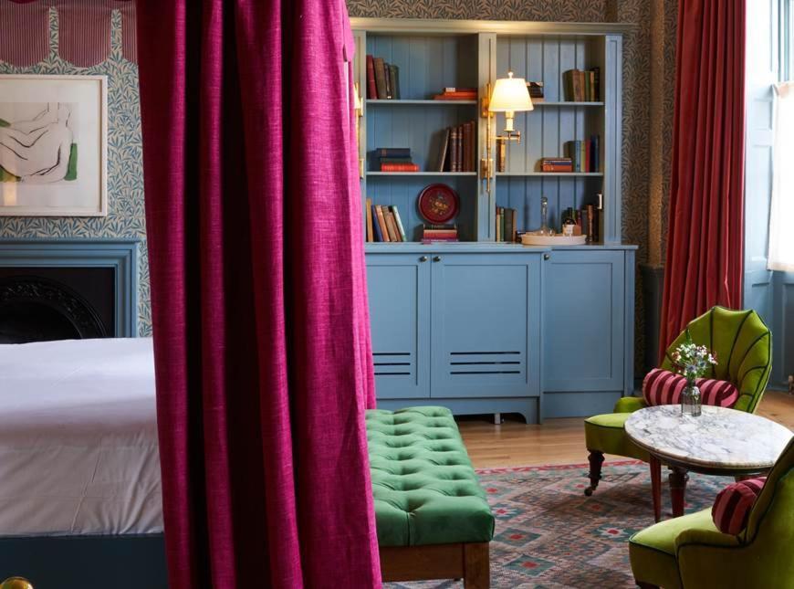The Mitre, Hampton Court Hotel Kingston upon Thames  Exterior photo A room at the Hotel