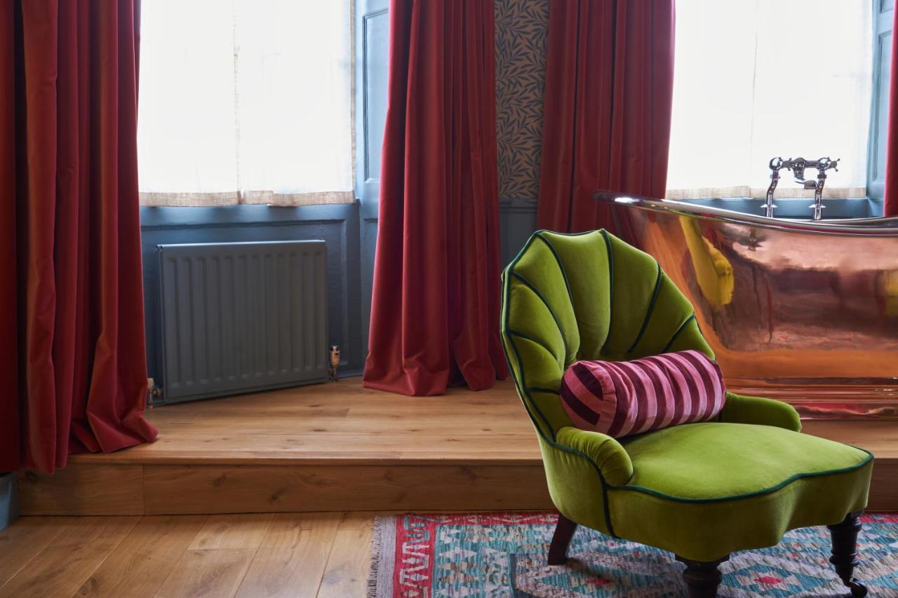 The Mitre, Hampton Court Hotel Kingston upon Thames  Exterior photo Curtains made from velvet