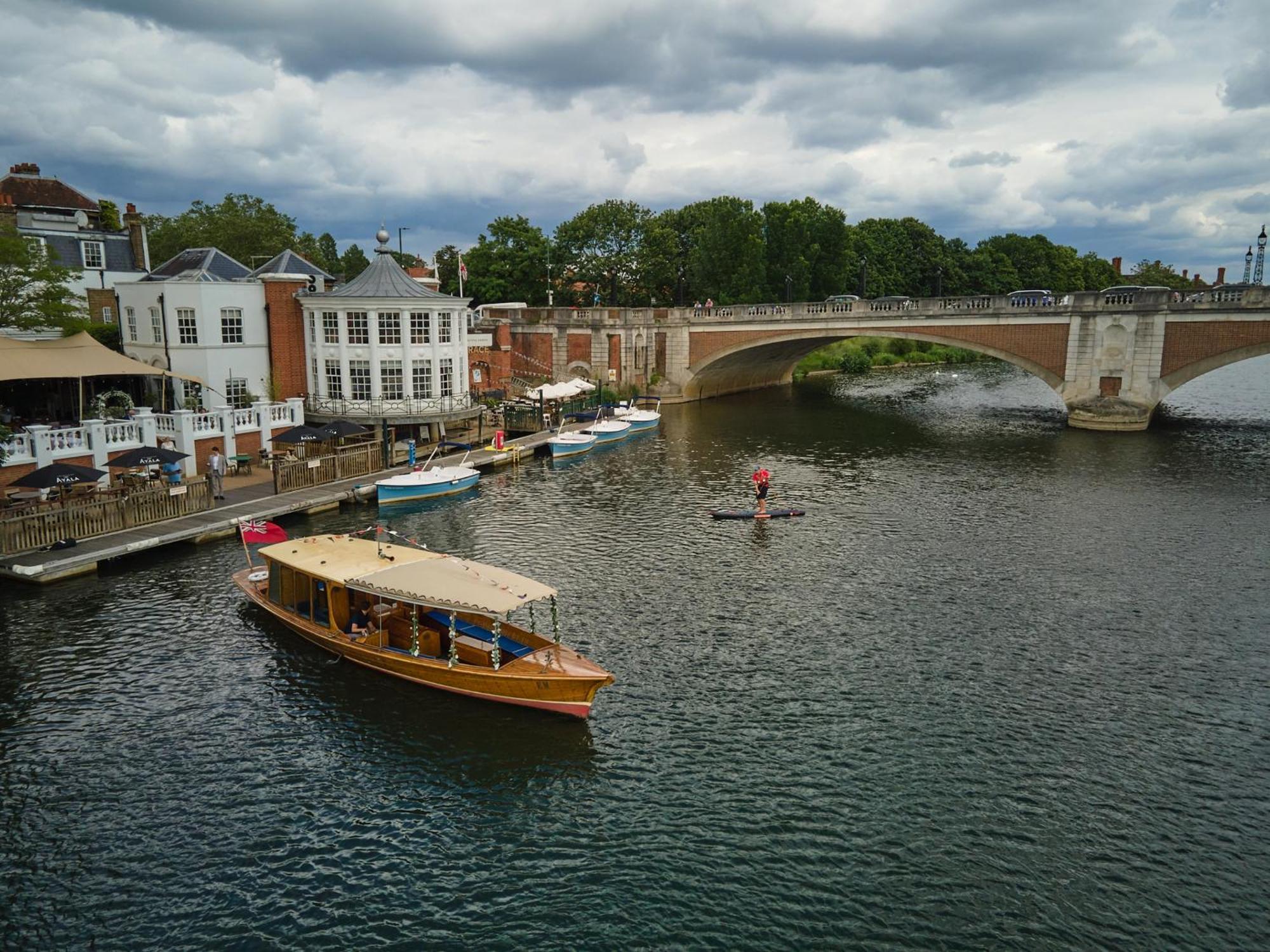 The Mitre, Hampton Court Hotel Kingston upon Thames  Exterior photo The River Wey at Farnham